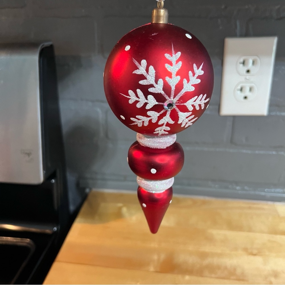5 Red & White Snowflake Plastic Finial Christmas Ornaments Shatterproof 7.5” - Picture 3 of 7